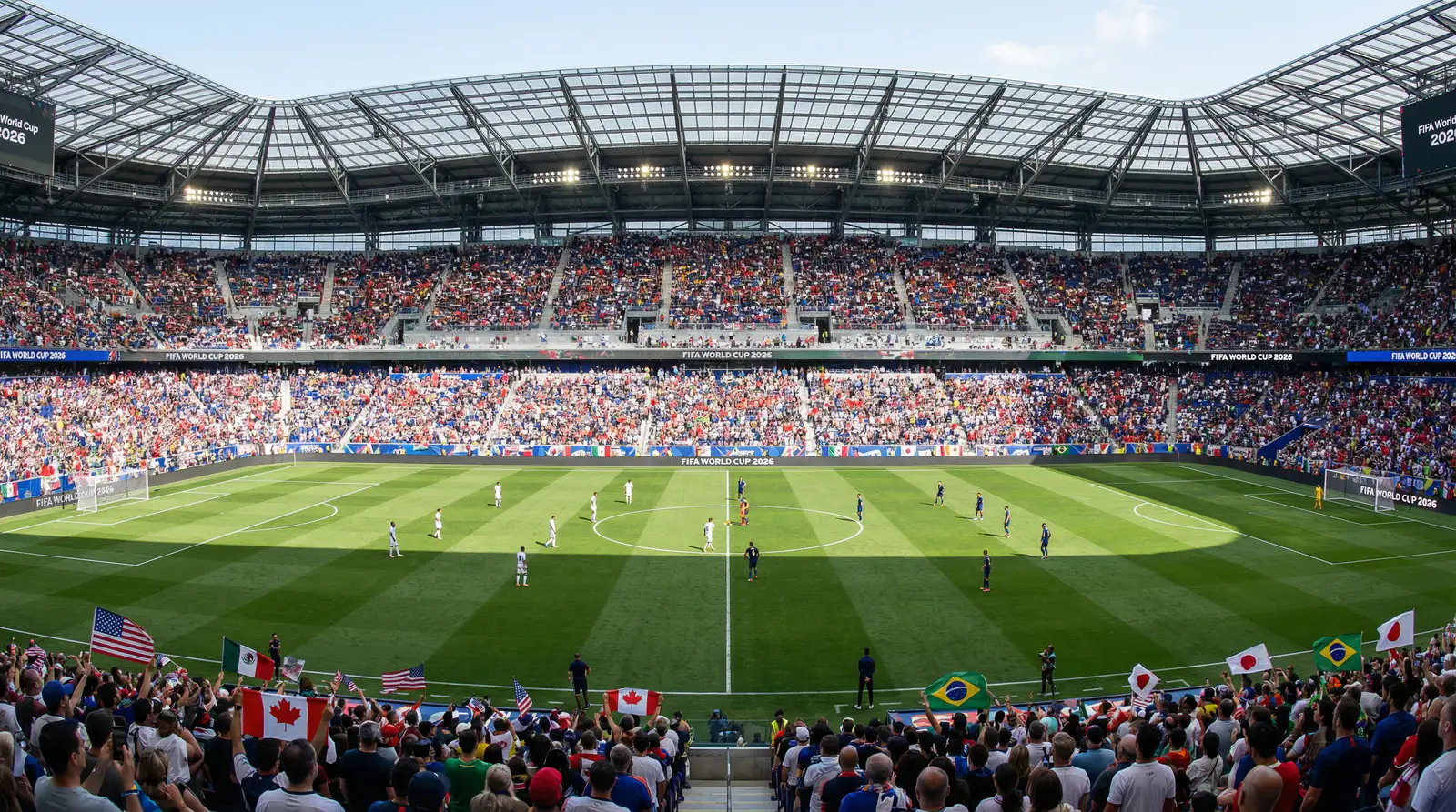 Fodboldspillere fra forskellige nationer på en grøn bane under et VM 2026-gruppespil med fuldt stadion i baggrunden